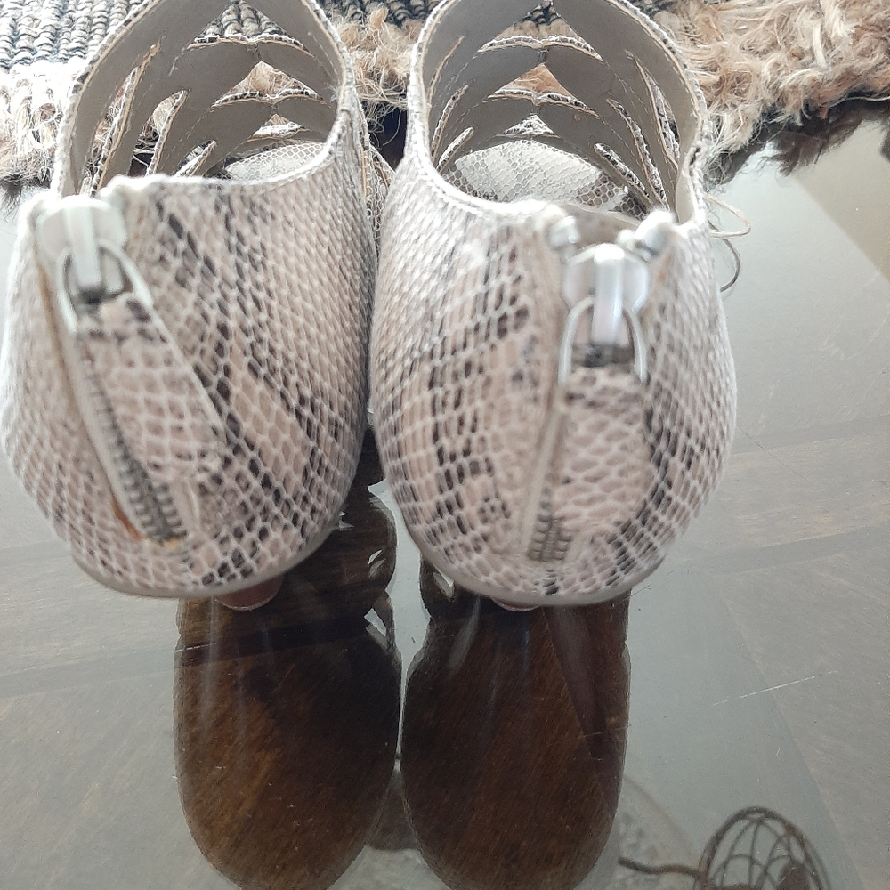 Shoes - Picture 4 of 4